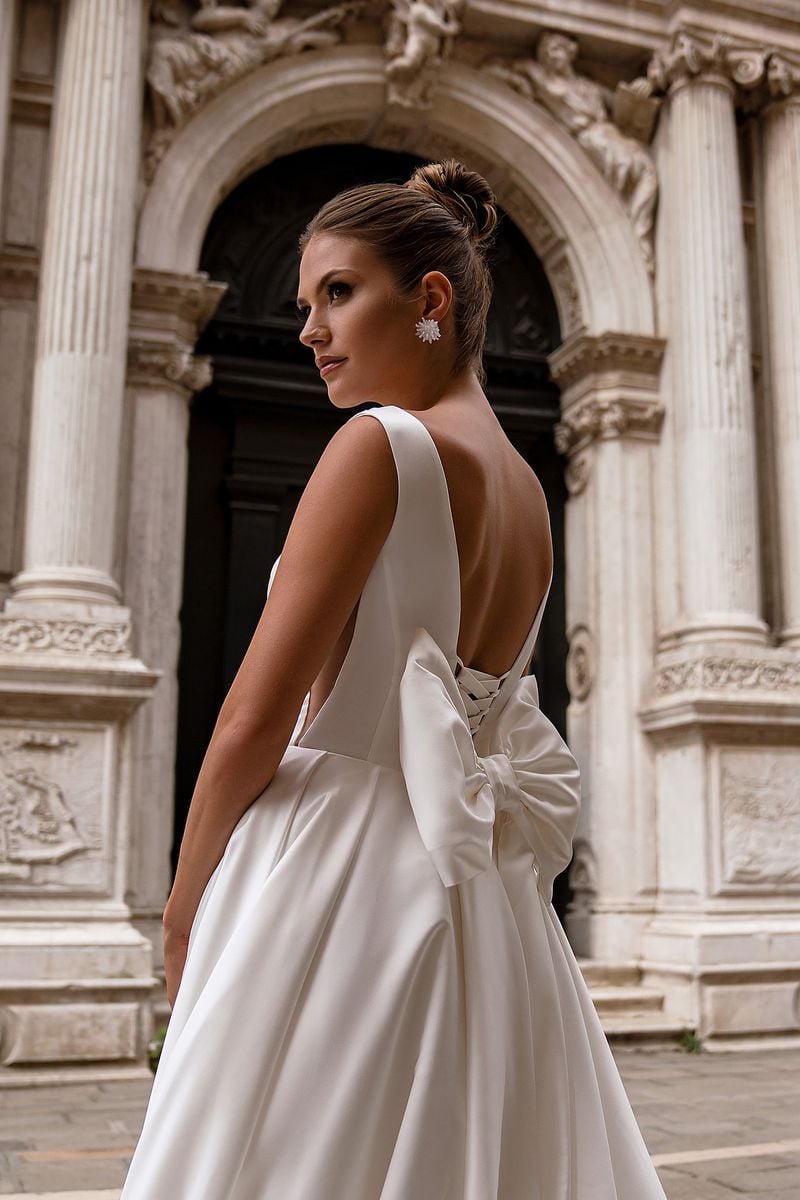 Low Waist High Neck Lace Top Vintage Wedding Dress