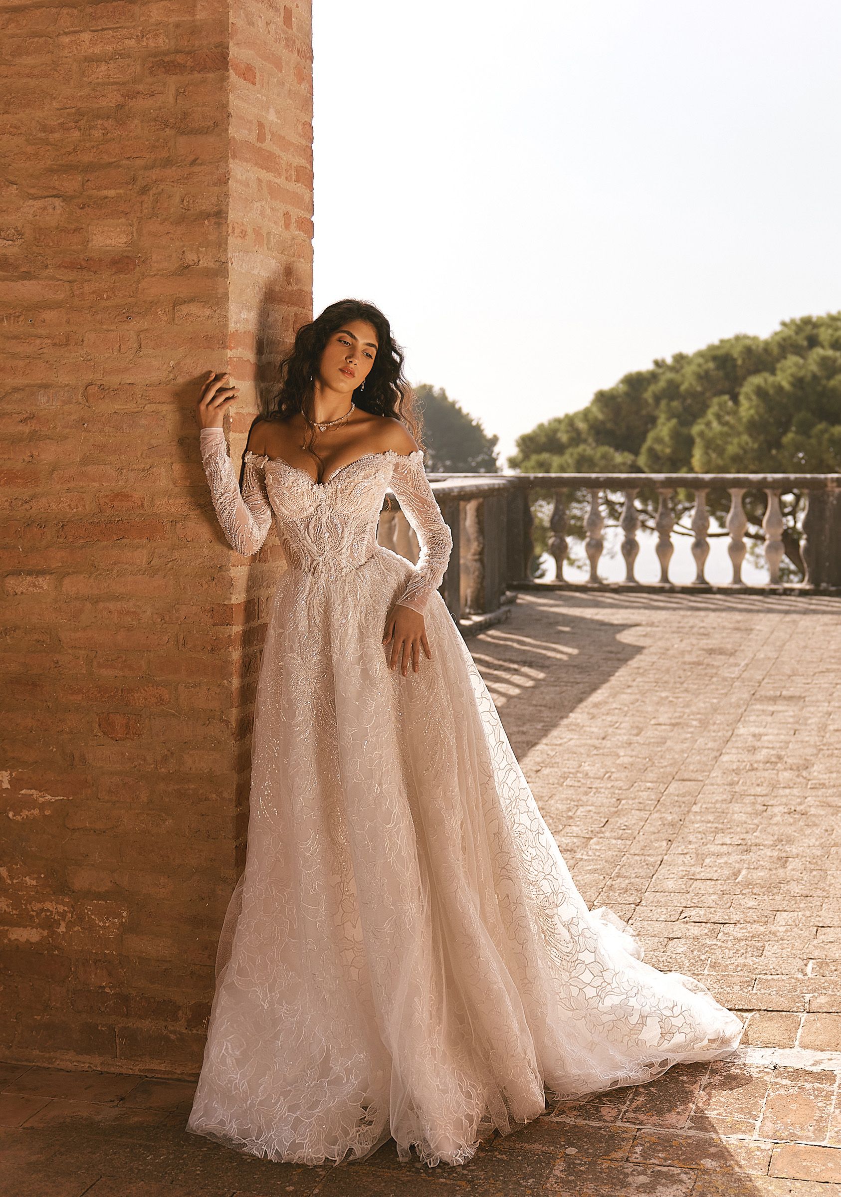 Wedding dress Aライン 44374: Luxe Satin A-Line Gown with Asymmetric Skirt and Slit